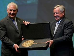 US’ Tillerson gets oil industry award, says he misses colleagues