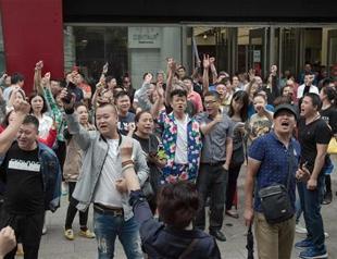 Beijing shopkeepers protest evictions
