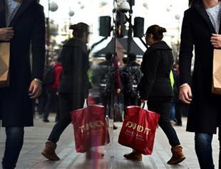 UK consumers suffer longest decline in spending power since 1970s