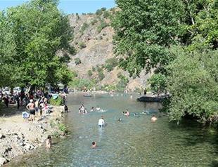 Locals flock to Munzur, Pülümür rivers in eastern Turkey amid scorching temperatures