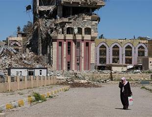 Volunteers search rubble to save Mosul university