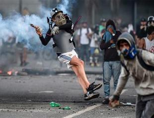 Venezuelan attorney general again defies leftist president