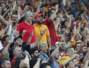 Galatasaray coach, chairman under fire after humiliating defeat