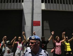 Greek, Turkish Cypriots link arms across border for peace