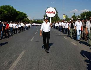 Rahmi M. Koç Museum requests sneakers worn by main opposition leader during ‘justice march’