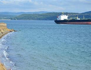 Greek-flagged vessel runs aground in Dardanelles Strait
