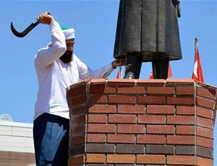 Local man attacks Atatürk statue in Turkey’s southeast, says ‘no idol worshipping in Islam’