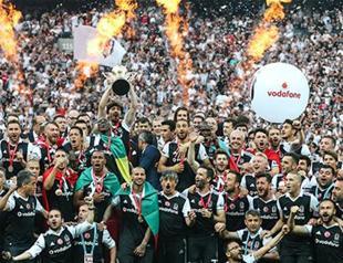 Beşiktaş celebrates league title in style