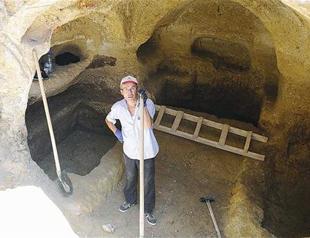 Ancient symbolic graves unearthed in Uşak