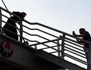 Police officer stops suicide attempt on overpass after pretending to be journalist in Turkey’s Bingöl
