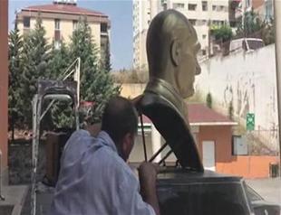 Man detained after dismantling Atatürk bust in Istanbul