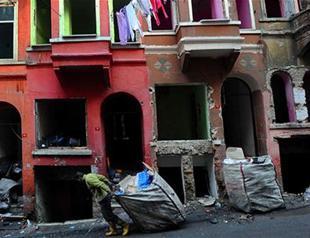 350 buildings in danger of collapse in Istanbul’s Tarlabaşı neighborhood accommodating 1,000 people