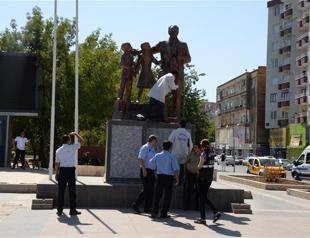 Man detained after attacking Atatürk statue with hammer in Turkey’s southeast