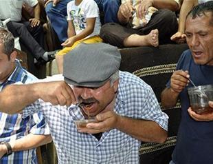 Antalya local eats 2.2-kilograms of honey in three minutes, breaks festival record