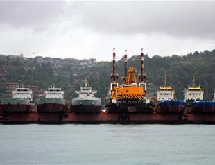 Transport vessel carrying 10 ships passes through Istanbul’s Bosphorus