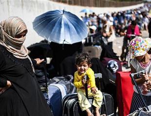 Thousands of Syrians head home from Turkey for religious holiday