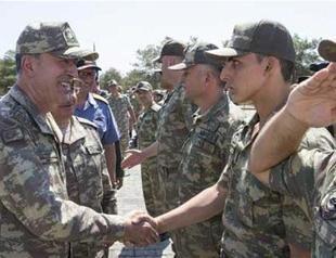 Top Turkish general visits Syrian border unit for Eid