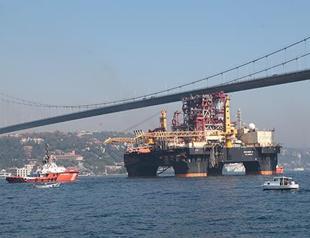Istanbul’s Bosphorus Strait temporarily closed to naval traffic for passage of drilling platform