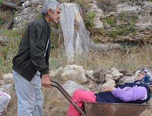 Cancer patient carries paralyzed wife to hospital in wheelbarrow in Turkey’s Kayseri