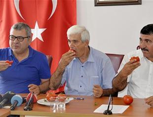Antalya farmer organizations protest Russia’s import restrictions by eating tomatoes