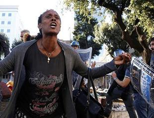 Police clear migrants from Rome piazza with water cannons