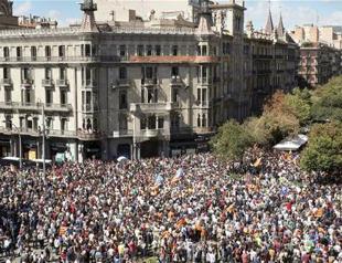 Angry protests in Barcelona as Spain rounds up Catalan officials