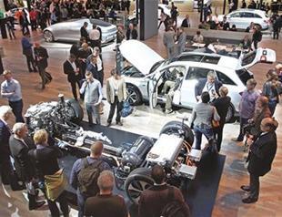 German business confidence edges down: Survey