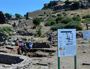 Traces of ancient earthquake in Assos