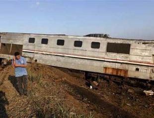 Egypt train crash toll hits 41 as cranes clear busy link