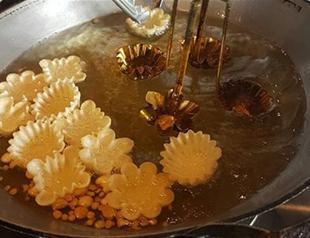 Dainty fried flowers spiked with spices