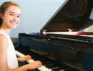 Turkish girl an international piano talent