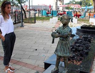 Statue of five-year-old girl handing flowers to Atatürk attacked in Turkey’s Zonguldak