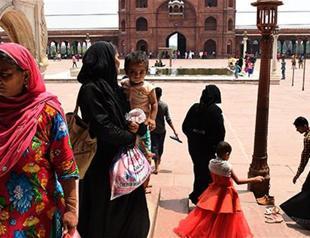 Indias top court bans Islamic instant divorce