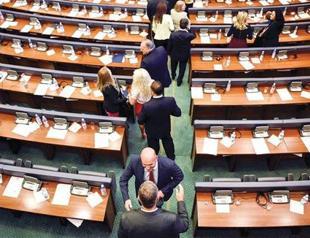 Kosovo parties sign deal to form gov’t