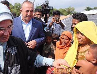 Turkish first lady, foreign minister visit Rohingya refugees in Bangladesh, distribute aid