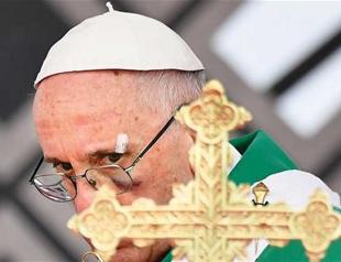 Sporting a black eye, pope urges Colombians to reconcile