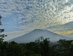 Tens of thousands flee rumbling Bali volcano