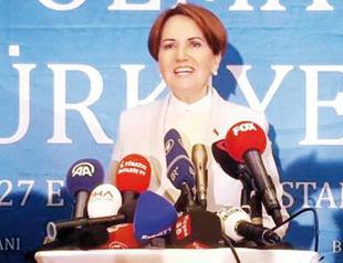 Meral Akşener meets 1,500 supporters in Istanbul before launch of new party