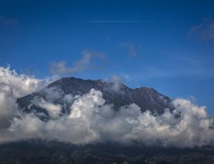 Bali volcano belches steam, sulphur as more evacuees flee
