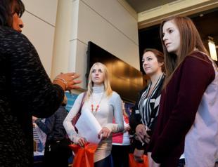 US jobless claims fall; trade deficit narrows on strong exports