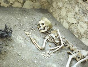 Jewelry for men, weapons for women found in Çorum burial mound