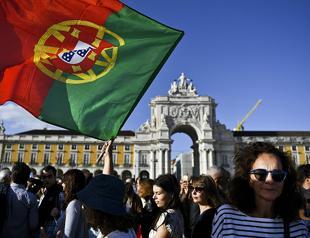 Portuguese protest over deadly forest fires, government pledges aid