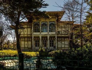 Group attacks Istanbul art show, chants against ‘secularism’