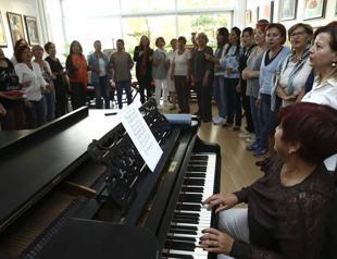 Choir raises breast cancer awareness