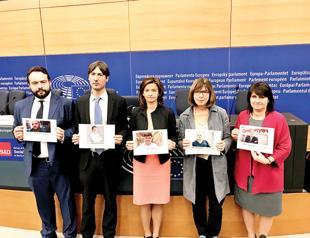 European MPs show support for jailed journalists in Turkey