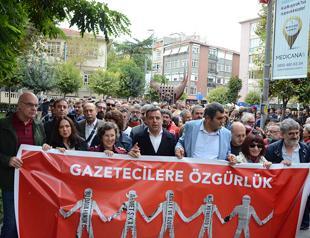 Turkish journalists march for jailed colleagues ahead of trial