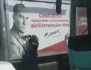 Woman widely praised for cleaning Atatürk poster