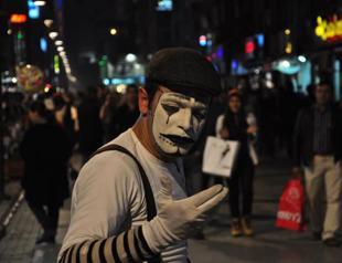 İzmir street performer fined for ‘being too noisy’