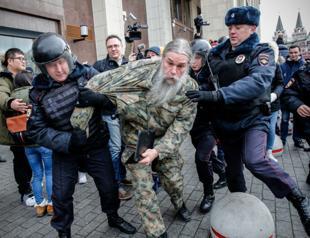 Russian police detain over 400 at anti-Putin protests: monitors