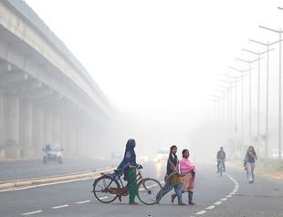 Schools shut in Delhi as toxic smog thickens